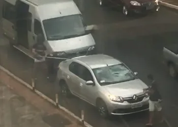 Em briga de trânsito, motorista de van detona carro. Veja vídeo