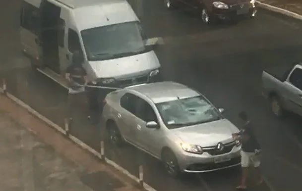 Em briga de trânsito, motorista de van detona carro. Veja vídeo