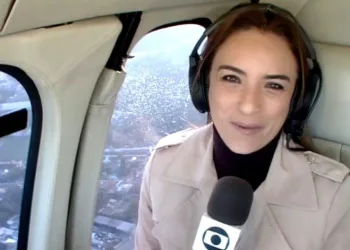 Porta do Globocop se abre, desestabiliza aeronave e deixa repórter apavorada