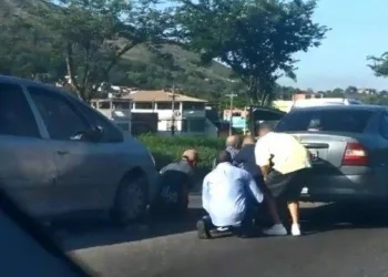 Policial militar é baleado ao tentar impedir roubo na Avenida Brasil; vídeo mostra pânico