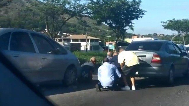 Policial militar é baleado ao tentar impedir roubo na Avenida Brasil; vídeo mostra pânico