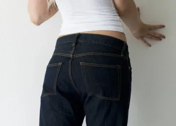 QUE ALIVIO….GRIFE LANÇA CALÇA JEANS QUE ELIMINA CHEIRO DE PEIDOS..