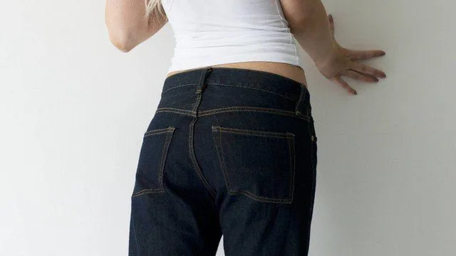 QUE ALIVIO….GRIFE LANÇA CALÇA JEANS QUE ELIMINA CHEIRO DE PEIDOS..