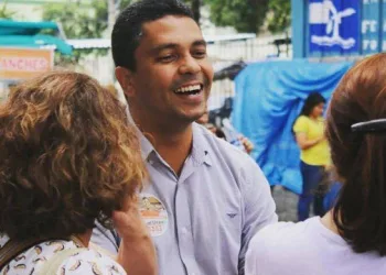 Candidato não paga taxa do crime e é impedido de entrar em favela do RJ!!