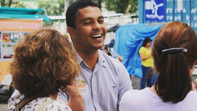 Candidato não paga taxa do crime e é impedido de entrar em favela do RJ!!