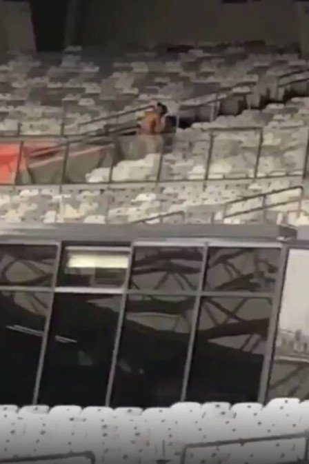 Casal é flagrado fazendo sexo no estadio do Mineirão e a torcida vai a loucura!!!