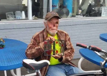 Gerente pede que idoso saia de lanchonete para não assustar os clientes…