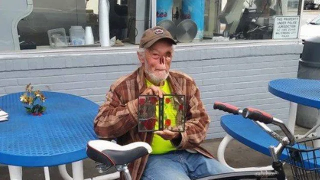 Gerente pede que idoso saia de lanchonete para não assustar os clientes…