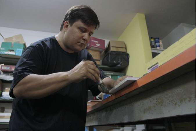 Thiago Balieiro Martins herdou o negócio e o ofício do pai, encadernador(foto: Marilia Lima/CB/D.A Press)