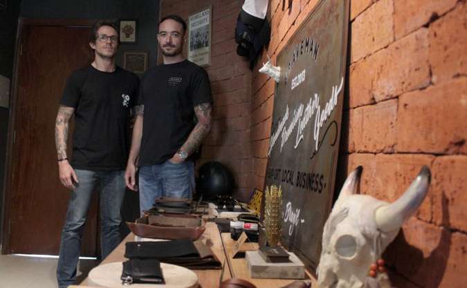 Felipe Kuhlmann e Will Pedrosa vendem carteiras e pulseiras de couro(foto: Marilia Lima/CB/D.A Press)