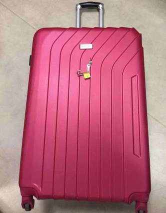 Policiais revistaram a mala da jovem, onde foi encontrada a droga(foto: PF/Divulgaçăo)