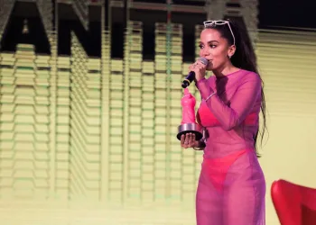 Anitta chora e emociona a plateia ao revelar drama familiar na TV