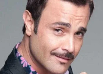 Ator diz que foi 1º homem de Claudia Jimenez: ‘Só namorou mulheres’