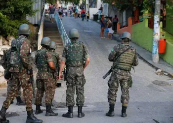 Após furar bloqueios e atirar contra militares, policial é morto no Rio