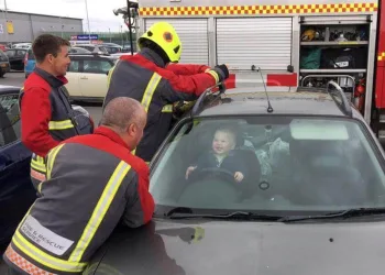 Bebê se tranca em carro e não para de rir durante o resgate