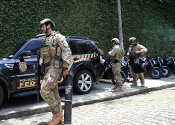 Condomínio de Bolsonaro vira ponto turistico no RJ!!
