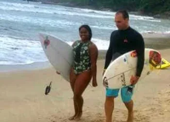 Filho de Bolsonaro acompanha torneio de surfe