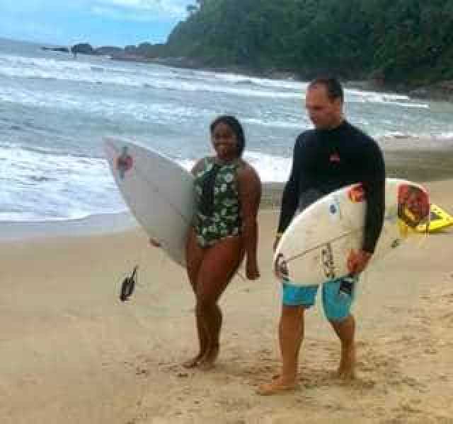 Filho de Bolsonaro acompanha torneio de surfe