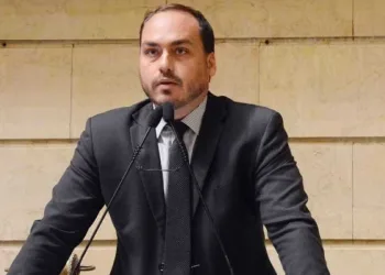 Filho diz que morte de Bolsonaro interessa a pessoas próximas