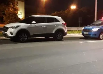Médica é encontrada morta dentro de carro no RJ