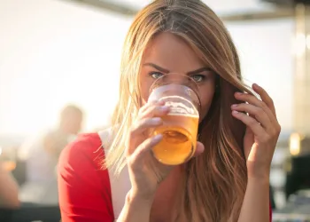 Beber mais de uma cerveja por dia aumenta risco de doenças; veja quais