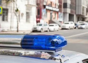 Homem acusa mulher de traição e incendeia própria casa por vingança
