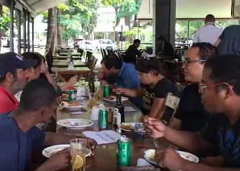 Cliente acusa restaurante de preconceito e volta com moradores de rua