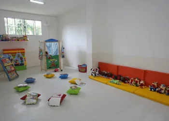 Mulher deixa a filha na creche e diz que não volta para buscá-la