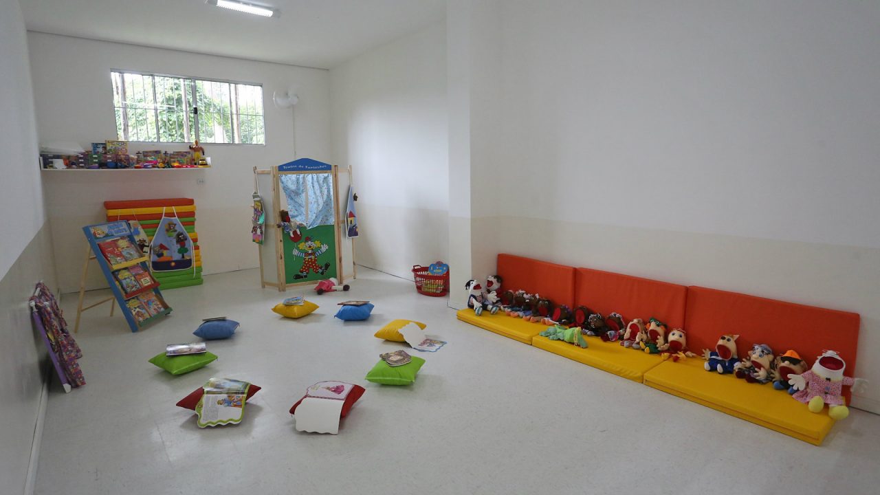 Mulher deixa a filha na creche e diz que não volta para buscá-la