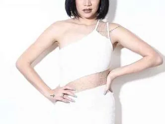 Conheça a cantora Brícia Helen, a voz do pop brasiliense