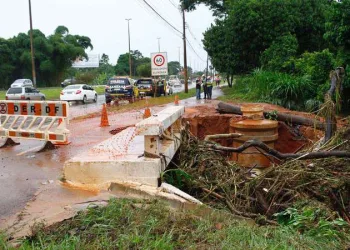 Córrego transborda, engole asfalto e via de Vicente Pires é interditada