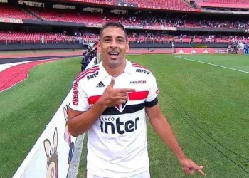 Diego Souza faz homenagem a Bolsonaro ao comemorar gol
