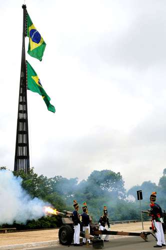 Cerimônia da troca da bandeira, na Praça dos Três Poderes, na Esplanada dos Ministérios(foto: Marcelo Ferreira/CB/D.A Press)