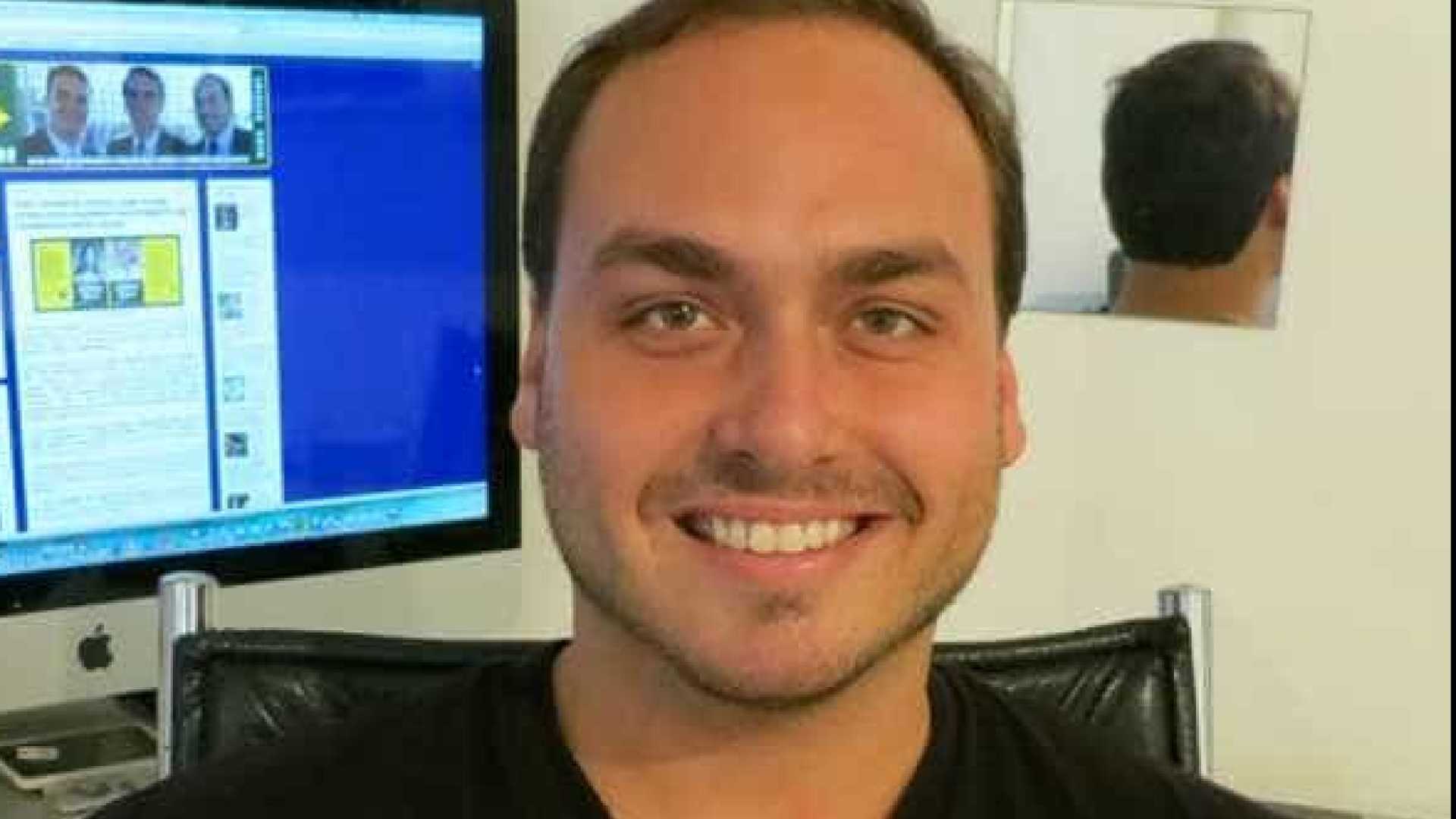 Bolsonaro afirma que estuda nomear filho para Comunicação SocialBolsonaro afirma que estuda nomear filho para Comunicação Social