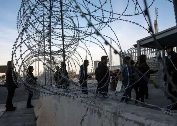 Exército dos EUA instala quilômetros de arame farpado na fronteira