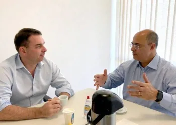 Witzel e Flávio Bolsonaro vão a Israel comprar drone que dispara tiros