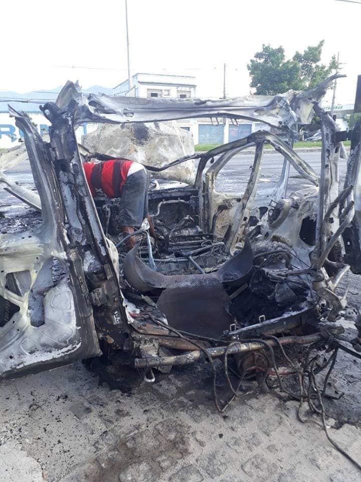 INCÊNDIO EM VEÍCULO NA AV SANTA CRUZ