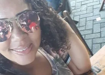 MULHER E ASSASSINADA COM TIRO DE FUZIL NA FRENTE DE TRÊS FILHOS. NO RJ!!