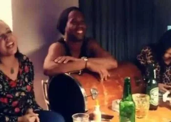 Ronaldinho Gaúcho termina relacionamento duplo com noivas