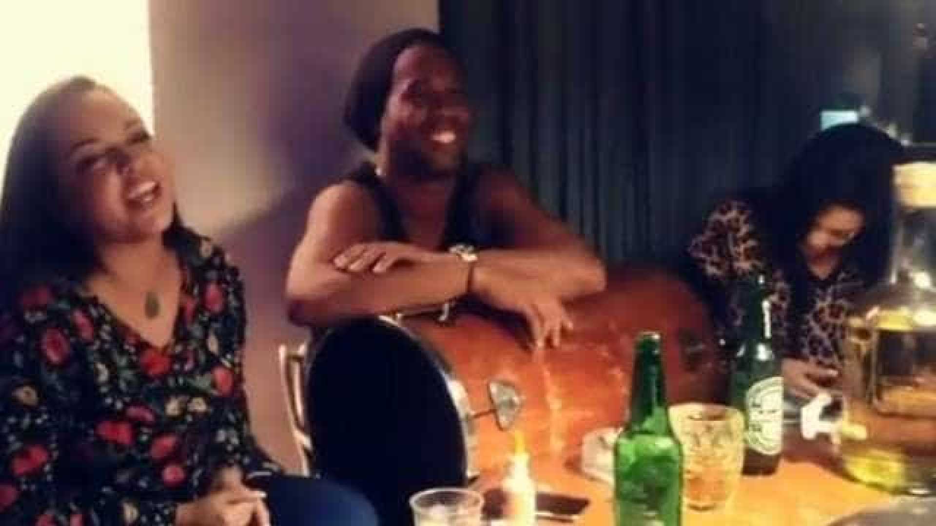 Ronaldinho Gaúcho termina relacionamento duplo com noivas