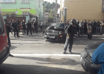 Criminosos roubam carro de juíza e trocam tiros com PMs no RJ!!( FOTOS)
