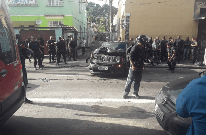 Criminosos roubam carro de juíza e trocam tiros com PMs no RJ!!( FOTOS)