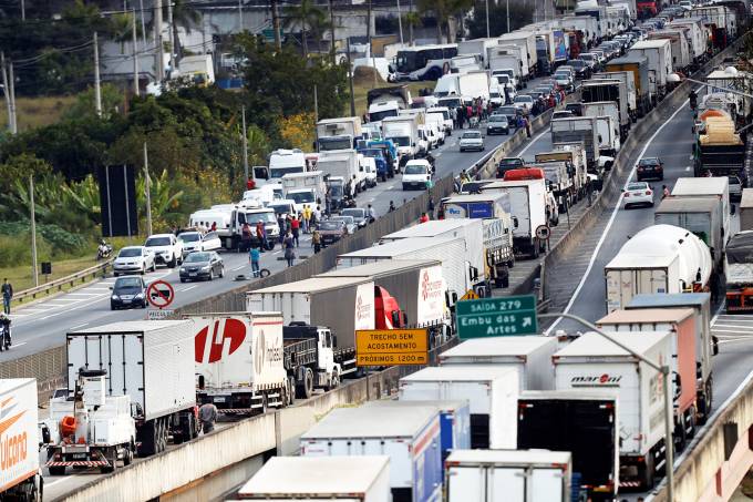 Caminhoneiros já articulam nova greve para pressionar por tabela de frete