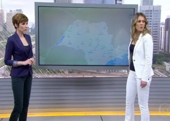 Extintor de incêndio cai durante Bom Dia Brasil e assusta jornalistas