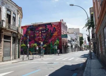 Grafiteira faz mural de 500 m2 no Rio para homenagear mulheres negras