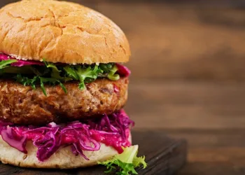 Hamburgueria lança lanche chamado de Maria da Penha e é detonada