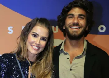 Hugo Moura revela ter mentido para Deborah Secco e que já beijou homem