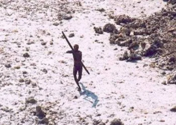 Missionário é morto a flechadas após entrar em ilha ocupada por tribo isolada