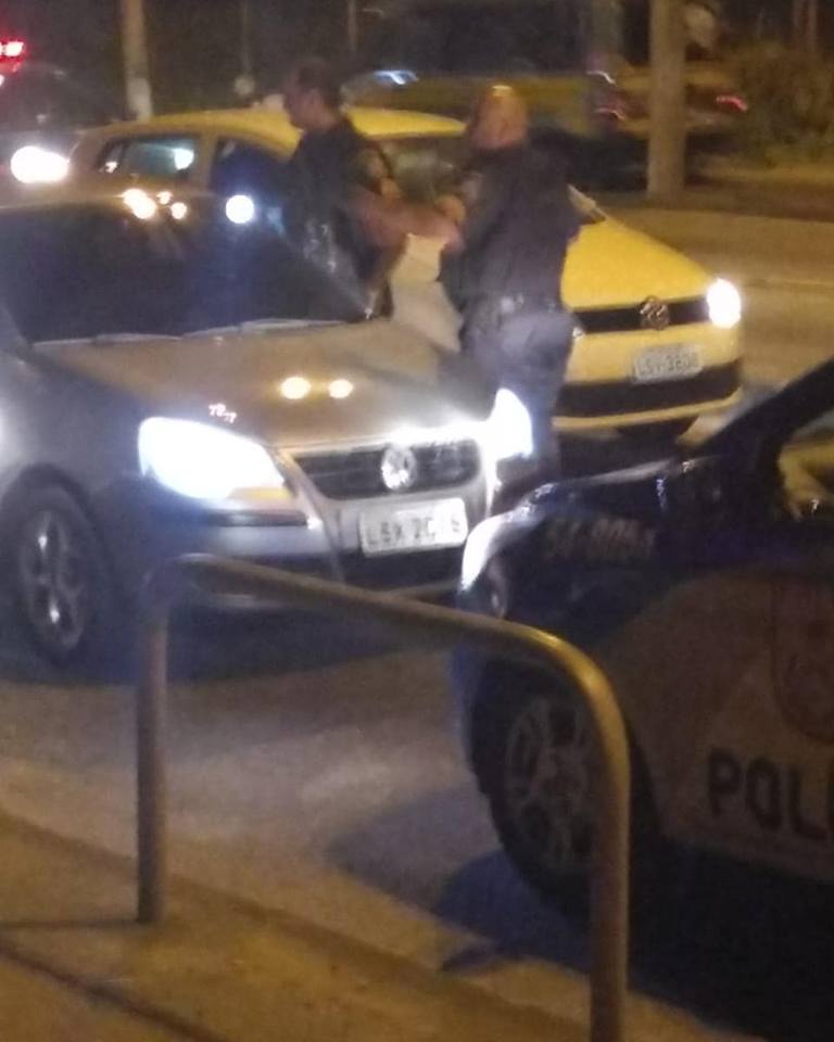 URGENTE!! CARRO É ATACADO POR TIROS NA AV CESÁRIO DE MELO!! CUIDADO!!