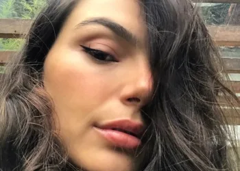 Corpo sequinho de Isis Valverde após parto divide opiniões na internet